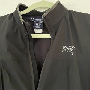 Arc’Teryx women’s Small black windstopper jacket